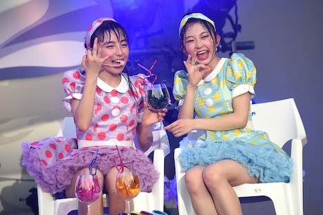 椅子に座りながら「レモンジュース」をパフォーマンスする小高サラ（左）と辻野かなみ（右）。