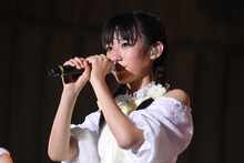 目に涙を浮かべながら挨拶する藤本ばんび。