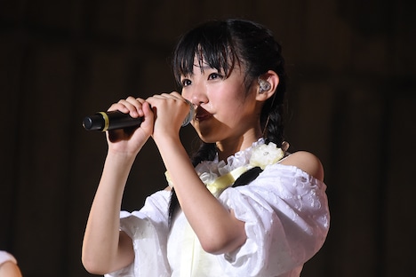 目に涙を浮かべながら挨拶する藤本ばんび。