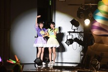 去り際に宣伝部員に感謝の気持ちを叫ぶ小高サラ（左）と藤本ばんび（右）。