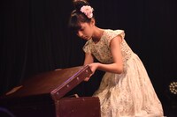 鞄の中から2014年の夏衣装を探す戸羽望実。