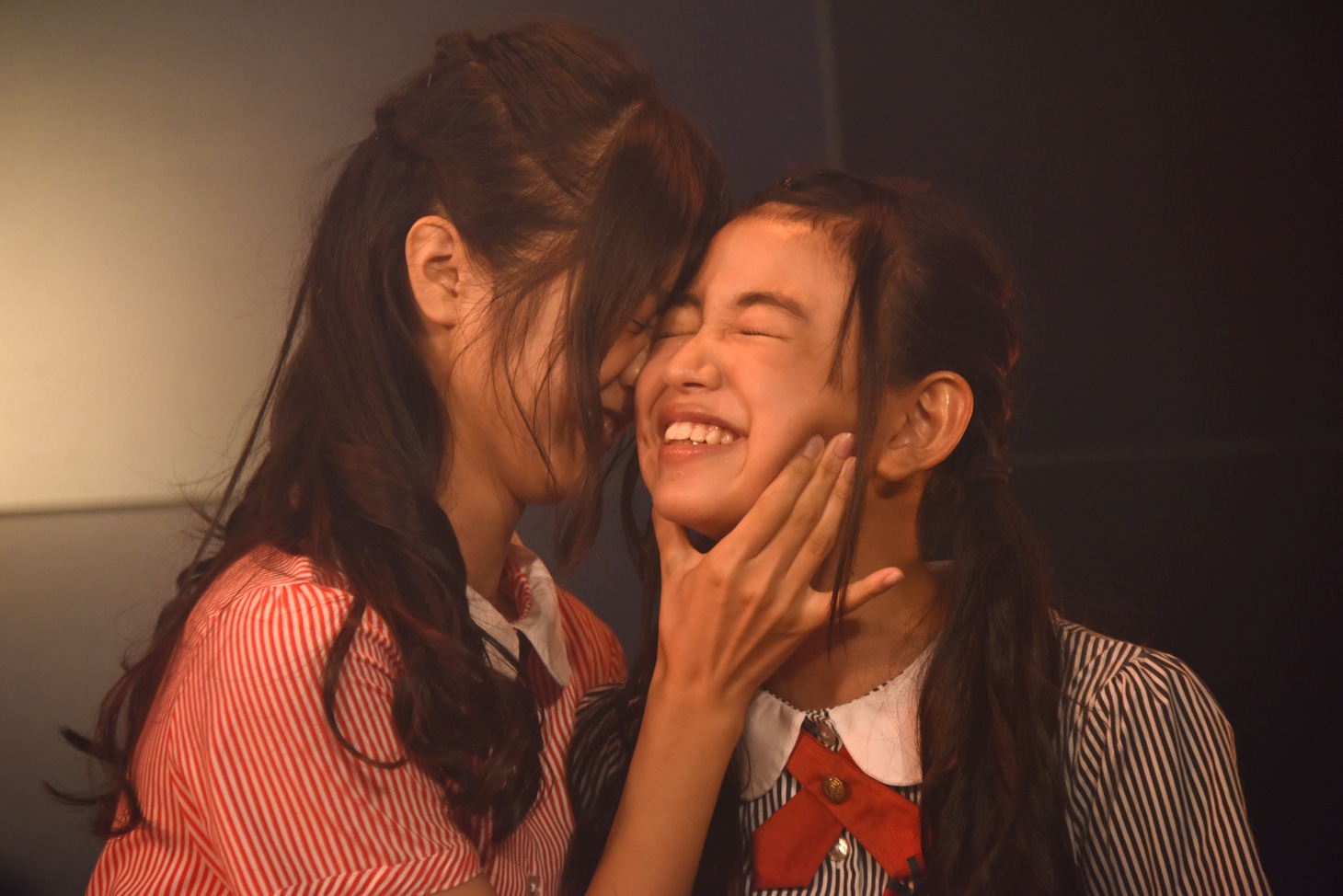 左から阿部かれん、吉田万葉。