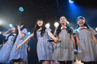 2014年の夏衣装に身を包んでパフォーマンスするハコイリ▽ムスメ。