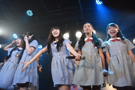 2014年の夏衣装に身を包んでパフォーマンスするハコイリ▽ムスメ。