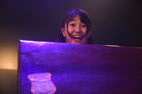 鞄の中に2015年の春衣装を発見する塩野虹。