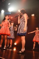 「乙女はびっくり箱」の曲中に鉄戸美桜（右）から「姫月、あとでちょっと」と言われ、固まる井上姫月（左）。