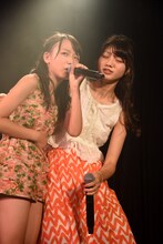 鉄戸美桜にシメられてお腹をさする井上姫月（左）と彼女を心配する阿部かれん（右）。