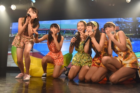 「劇団ハコムス」で阿部かれん演じるイケメンを見つめる“子供組”の5人。