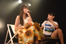 「劇団ハコムス」で22歳の女子大生を演じる星里奈（左）と、彼女に初恋をする男性役の我妻桃実（右）。