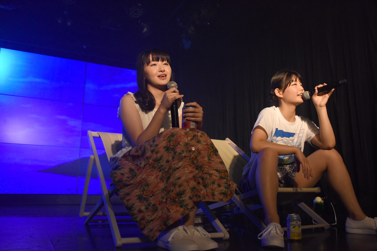 「劇団ハコムス」で夫婦を演じる鉄戸美桜（左）と我妻桃実（右）。