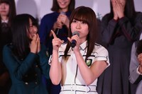 撮り下ろし動画を再現する守屋茜。