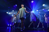 2015年の春衣装に身を包んでパフォーマンスするハコイリ▽ムスメ。