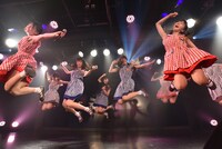 2016年の春衣装に身を包んでパフォーマンスするハコイリ▽ムスメ。