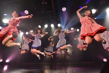 2016年の春衣装に身を包んでパフォーマンスするハコイリ▽ムスメ。