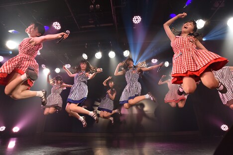 2016年の春衣装に身を包んでパフォーマンスするハコイリ▽ムスメ。