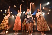 “大人組”が中心の新曲「真夏の恋のファンファーレ」を披露するハコイリ▽ムスメ。