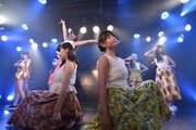“大人組”が中心の新曲「真夏の恋のファンファーレ」を披露するハコイリ▽ムスメ。