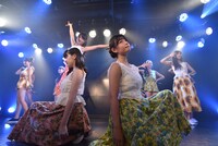 “大人組”が中心の新曲「真夏の恋のファンファーレ」を披露するハコイリ▽ムスメ。