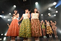 “大人組”が中心の新曲「真夏の恋のファンファーレ」を披露するハコイリ▽ムスメ。