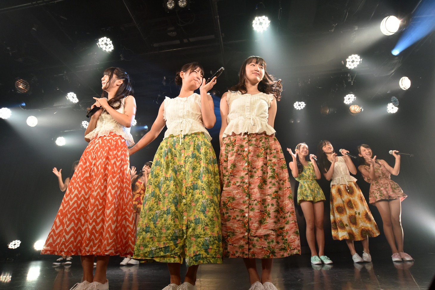 “大人組”が中心の新曲「真夏の恋のファンファーレ」を披露するハコイリ▽ムスメ。