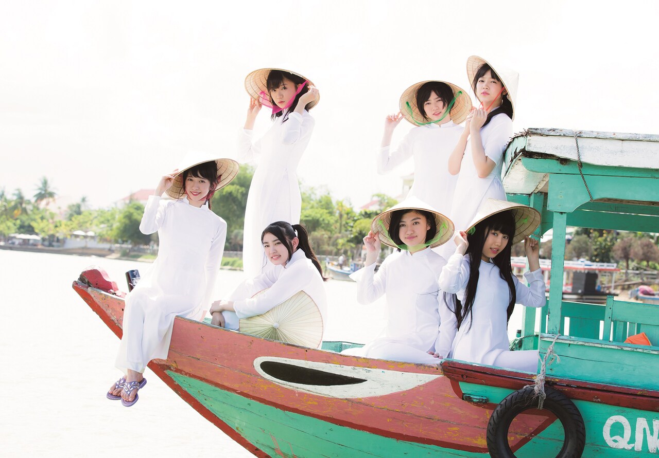 エビ中の海外旅行フォトブック第3弾はベトナム、アオザイ衣装で大はしゃぎ