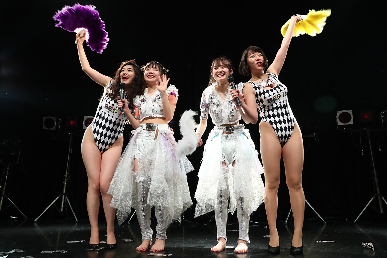 The Idol Formerly Known As LADYBABYとベッド・イン。（写真提供：キングレコード）