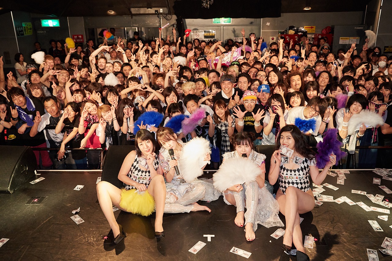 The Idol Formerly Known As LADYBABY「ネオ・ダダイズムパレード Vol.3」東京・TSUTAYA O-WEST公演で行われた記念撮影。（写真提供：キングレコード）