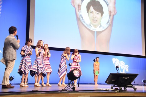 アキラ100%のネタを見て笑う乃木坂46。