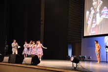 アキラ100%のネタを見て笑う乃木坂46。