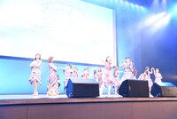 「泣いたっていいじゃないか？」をパフォーマンスする乃木坂46。