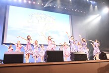 「泣いたっていいじゃないか？」をパフォーマンスする乃木坂46。