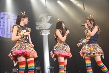 左から秋本帆華、伊藤千由李、大黒柚姫。