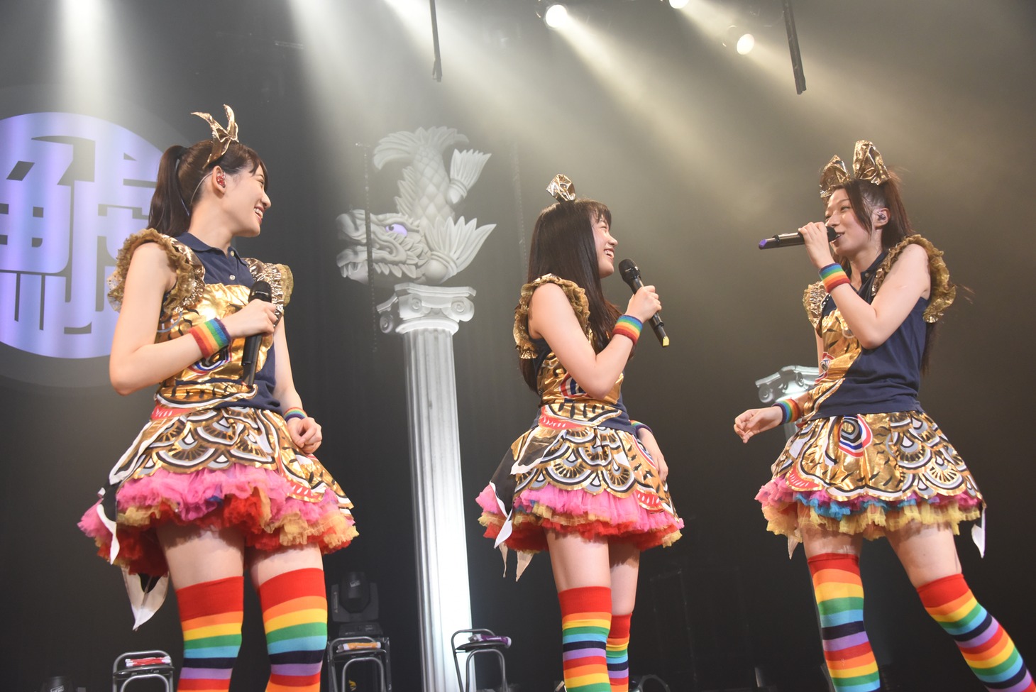 左から秋本帆華、伊藤千由李、大黒柚姫。