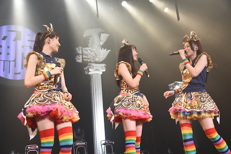 左から秋本帆華、伊藤千由李、大黒柚姫。