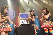 「レアガチャ」を引いた大黒柚姫（右から2番目）。