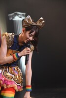 予想していなかった「おっとりガールの憂鬱」の歌唱が決まり、うなだれる秋本帆華。