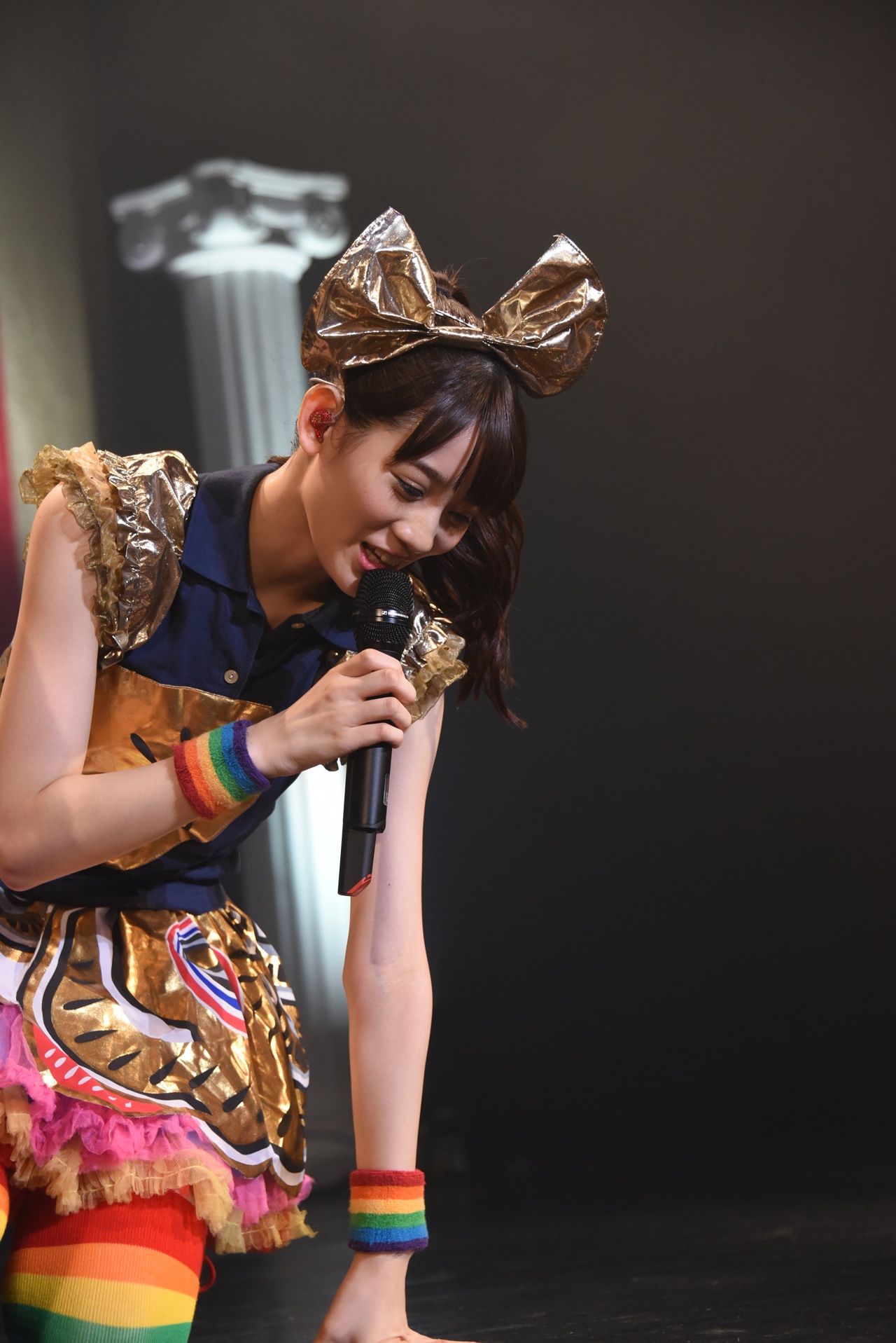 予想していなかった「おっとりガールの憂鬱」の歌唱が決まり、うなだれる秋本帆華。