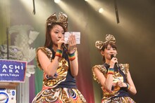 秋本帆華へのアドバイスを読み上げる大黒柚姫（左）。