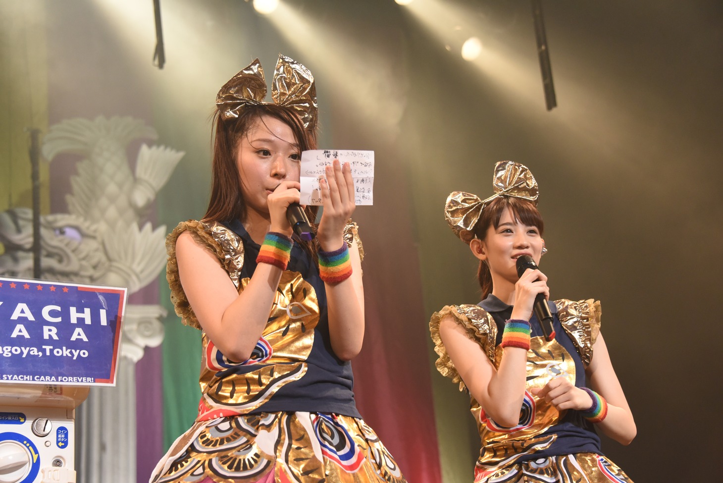 秋本帆華へのアドバイスを読み上げる大黒柚姫（左）。