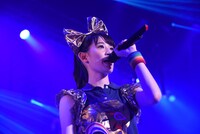 「おっとりガールの憂鬱」を歌う秋本帆華。