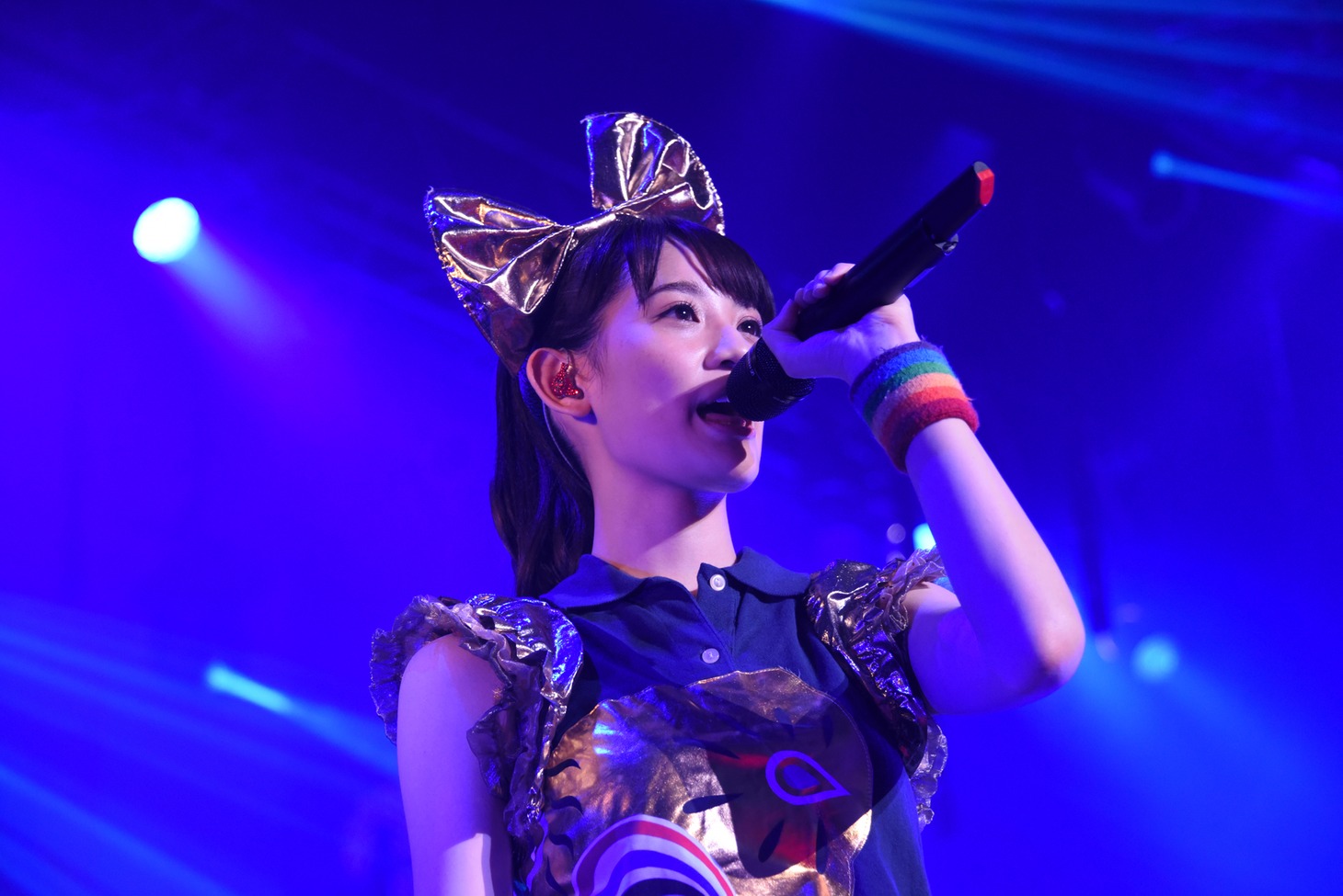 「おっとりガールの憂鬱」を歌う秋本帆華。