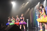 1人だけDAI語のノリに乗り切れない伊藤千由李（右）。