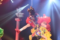 伊藤千由李を馬跳びで飛び越える秋本帆華。