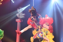 伊藤千由李を馬跳びで飛び越える秋本帆華。