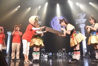 「なごやめし博覧会」スタッフから“委食状”を受け取る秋本帆華。