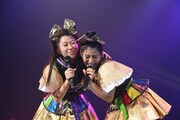 坂本遥奈に抱きつく大黒柚姫（左）。
