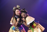 坂本遥奈に抱きつく大黒柚姫（左）。