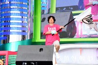 旗を持って入場する岡崎体育。