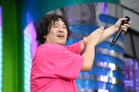 複雑なハンドクラップを求める岡崎体育。