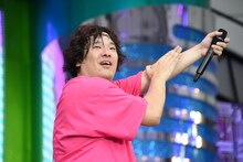 複雑なハンドクラップを求める岡崎体育。